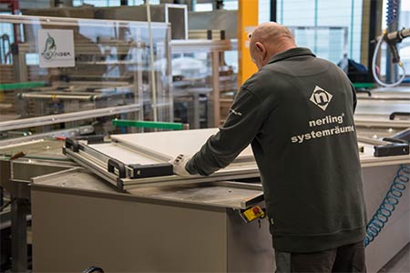 Montage- und Klebeanlage für Wandelemente